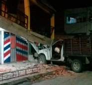 El balcón de la casa quedó afectado por el fuerte impacto de la camioneta. El chofer fue detenido de manera preventiva. Cortesía