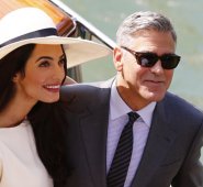 George Clooney y su esposa Amal. AFP