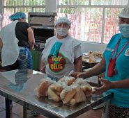 Desde las 6 de la mañana llegan los abuelos al club para comenzar a producir el pan del día. Mario Caicedo