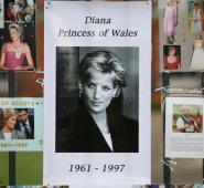 Diana ayudó además a modernizar el vestuario de la realeza, con vestidos que causaron una honda impresión, como el de terciopelo azul que usó en una cena en la Casa Blanca en 1985. AFP