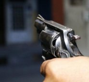 Los delincuentes emprendieron la huida en un vehículo Chery de color rojo, de uso oficial del Seniat. Internet