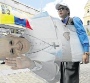 La imagen gigante del papa Francisco es usada para  el ‘rebusque’ de algunos en las ciudades por donde pasará. AFP