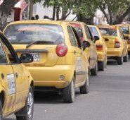 Los taxistas cuestionaron al Área Metropolitana no tenerlos en cuenta para cumplir la función de los vehículos blancos. Archivo
