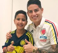 Martín Elías Jr, hijo del fallecido cantante vallenato recibió la camiseta prometida por James. Cortesía
