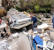 Las autoridades no descartan que en las próximas horas otras víctimas sean rescatadas entre los escombros de los edificios caídos. EFE