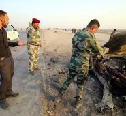 Cinco kamikazes forrados de explosivos se habrían movilizado en este vehículo para luego hacerse estallar en una zona de alta movilidad de personas. EFE