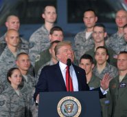 Trump dio un breve discurso al personal de la Fuerza Aérea, luego de pasar revista a los principales aviones caza y bombarderos. AFP