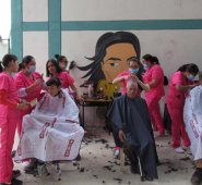 El proceso de aprendizaje está a cargo de un estilista profesional que en dos meses y medio les ha asesorado para que aprendan este arte. Cortesía