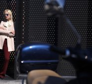 Algunos de los trajes de Gucci rinden homenaje al gran creativo David Bowie, con sus completos de raso brillantes. AFP