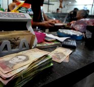 Muchos billetes se necesitaban para pagar productos básicos en Venzuela, debido a la alta inflación. Archivo La Opinión