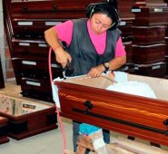 A simple vista esta empresa parece una carpintería grande. Tablas apiladas a un lado y otro, sierras, lijadoras, cortadoras, mesas, aserrín en el piso y en el aire. Colprensa