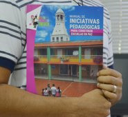 Este fue el Manual de Iniciativas Pedagógicas para Construir Escuelas de Paz emitido en 2016. Johan Castillo