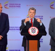 Aurelio Iragorri (izquierda) renunció para asumir las riendas del Partido de La U, según el presidente Santos (centro), quien estuvo acompañado por el nuevo ministro de Agricultura Juan Guillermo Zuluaga. Colprensa