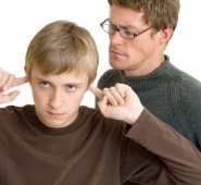 Padres de familia e hijos. Internet