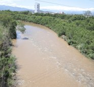 A las aguas del río Pamplonita descargan a diario el 78% de las aguas negras de Cúcuta. César Obando