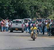 En el sector la represa los campesinos bloquearon la carretera, en reclamo de diversas peticiones al Gobierno Nacional. Mario Caicedo