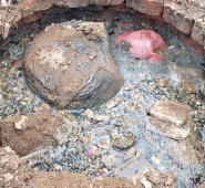 Quitar las tapas de las alcantarillas de aguas negras para evacuar las lluvias. La Opinión