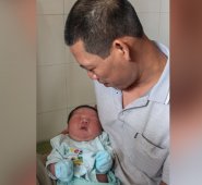 El último bebé en protagonizar portadas en Vietnam por su peso, inusualmente alto, fue una niña nacida en 2008 y que pesaba casi 7 kilos. AFP