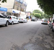 Los vecinos del barrio Los Caobos, comuna 2, dicen estar muy preocupados. Según ellos, durante los últimos años han tenido que soportar la invasión de vendedores ambulantes e indigentes en los andenes y separadores de sus calles, sin que ninguna autoridad tome acciones. Archivo La Opinión