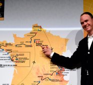 El británico Chris Froome posa frente a un mapa de la ruta oficial de la edición de 2018 del Tour de Francia. AFP