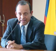 La sala desvirtuó que el Juzgado Primero Penal del Circuito Especializado de Antioquia haya vulnerado los derechos fundamentales a Santiago Uribe, al prorrogar de oficio la medida de aseguramiento en su contra. Colprensa