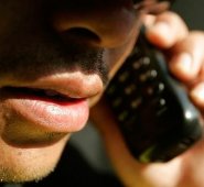 Ilustración de llamada telefónica de los delincuentes. Colprensa