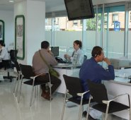 Los ingresos de las entidades bancarias por los cobros relacionados a las cuentas de ahorro, aumentaron un 10% en agosto de este año, llegando a $4,6 billones. Archivo