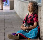 María Trinidad Mora no se acuerda de su edad y pasa el tiempo orando con un rosario en la mano. Alfredo Estévez