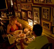 El consumo de alimentos es la tercera razón por la que un ciudadano visita los centros comerciales y es la única categoría que ha tenido un aumento alcanzando el 12%. Archivo