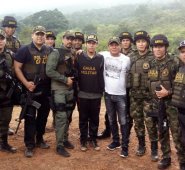 En la foto, Víctor Julio Roqueme en su regreso a la libertad junto al Gaula Militar y Gaula de la Policía. Cortesía