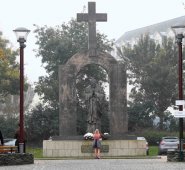 La estatua de bronce de Juan Pablo II está instalada en un párking público de Ploërmel, un pueblo de cerca de 10.000 habitantes. AFP