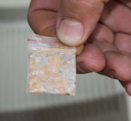 En papeletas los jíbaros distribuyen la heroína en la ciudad. Archivo La Opinión