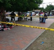 La víctima cayó en medio de los elementos de las ventas ambulantes. Andrés Gonzalez La Opinión