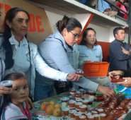 Las mujeres le dan valor agregado al durazno. Roberto Ospino