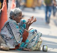 Una india pide limosna en Hyderabad. Esta ciudad del sur de la India prohibió mendigar en lugares públicos antes de una cumbre de tres días a la que asistirá Ivanka Trump. AFP