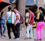 Los venezolanos también se han visto afectados con la falta de pagos por parte del gobierno. AFP