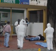 Miembros del CTI practicaron la inspección y el levantamiento de los cadáveres. La Opinión