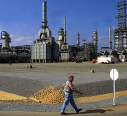 Los títulos de la petrolera venezolana PDVSA representan el 30% de la deuda externa del país. Archivo La Opinión