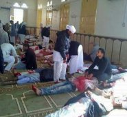 Egipcios caminan cerca a los cuerpos afectados por el ataque. AFP