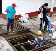 Cuadrillas de obreros eliminan los escombros que quedaron represados en los sistemas de recolección de lluvias en Mutiscua. Cortesía