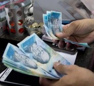 Según el cambio oficial, un billete de 10.000 bolívares es equivalente a 1.000 dólares. Archivo