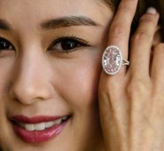 La piedra de 14,93 quilates fue adjudicada a un comprador no identificado que participó en la subasta por teléfono. AFP