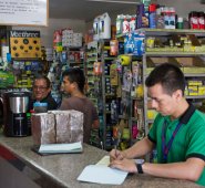 Los negocios de autopartes están cambiando la estrategia, vendiendo más productos genéricos y negociando con los trabajadores para evitar despidos. Archivo