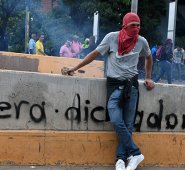El escrutinio comenzó mientras en las calles miles de activistas de la Alianza de Oposición se manifestaban contra el supuesto "fraude" a Nasralla. AFP