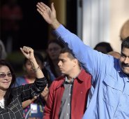 Además del petróleo, la nueva moneda estará vinculada a la riqueza gasífera y a las existencias de oro y diamante, indicó el mandatario. AFP