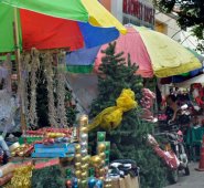 Los vendedores ocuparon espacios de los andenes y uno de los canales de circulación vehicular, en la avenida sexta, séptima y octava, considerado los puntos más críticos. Edinsson Figueroa