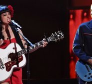 Mon Laferte y Juanes viajarán en bus. Colprensa