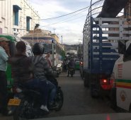 Esta semana se inició la recuperación de las vías de acceso a la plaza de mercado y con los cierres viales y los cambios de sentido, se generó un caos que ni la Policía de Tránsito ha logrado controlar. Cortesía