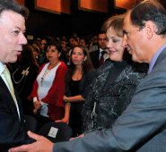 Juan Camilo Restrepo (derecha) manifestó que le pidió al presidente que lo releve de su puesto porque considera que su "ciclo al frente del equipo negociador con el Eln se está cerrando". Archivo