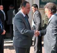 Juan Camilo Restrepo (izquierda) le expresó al presidente Santos que tenía unos problemas personales en temas referentes a negocios familiares y por eso renunciaba. Colprensa